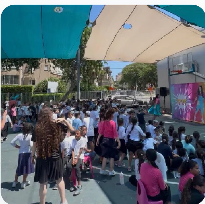 קהל ילדים במופע בהפנינג